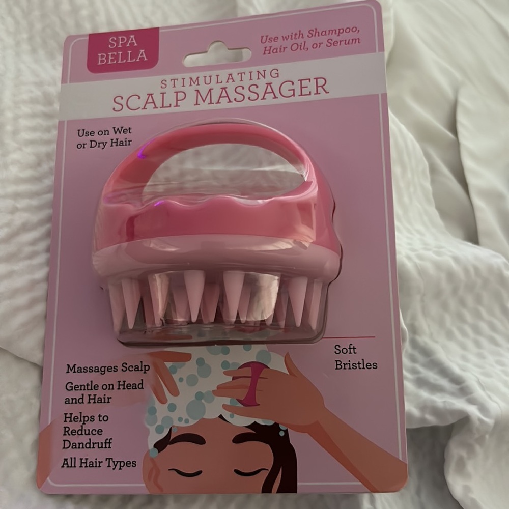 Stimulating Scalp Massager, pink color - use dry or with shampoo.